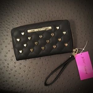 🎁🎁🆕 BETSY JOHNSON BLACK QUILTED WRISTLET
